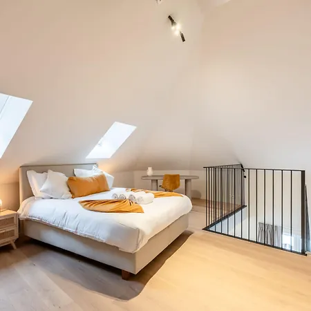 Huswell - Stylish Duplex With Premium Materials In Center *