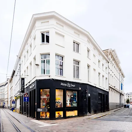 Huswell - Stylish Duplex With Premium Materials In Center