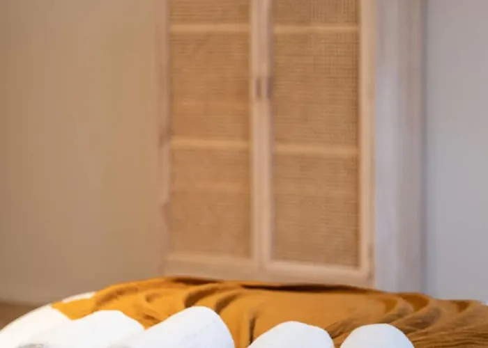 Huswell - Stylish Duplex With Premium Materials In Center *