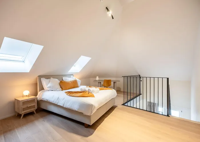 Huswell - Stylish Duplex With Premium Materials In Center *