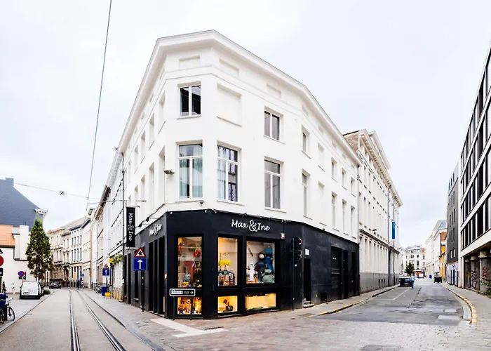 Huswell - Stylish Duplex With Premium Materials In Center